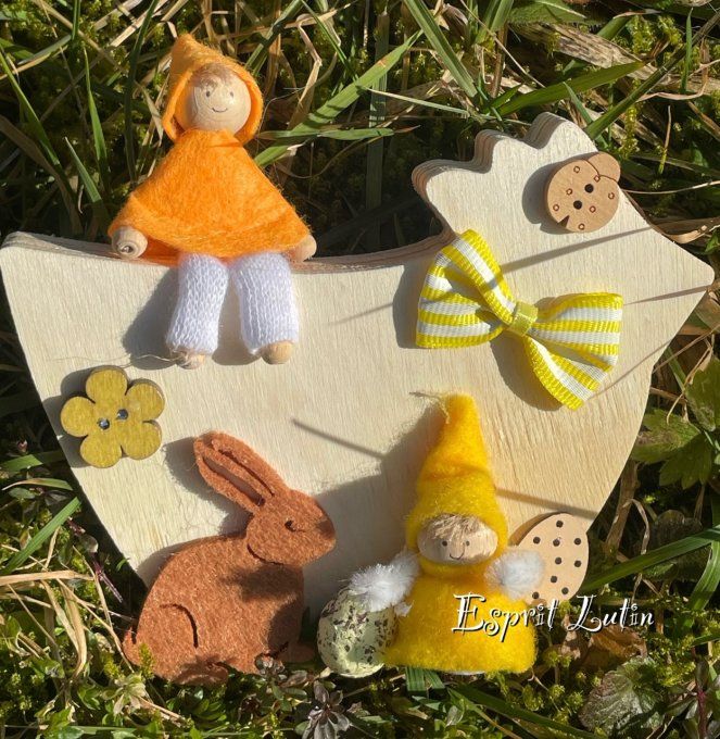 Lutin sur poule en bois